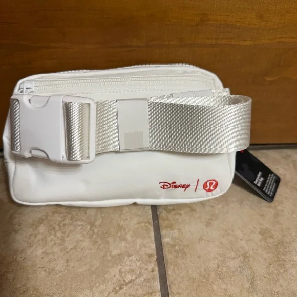Disney x lululemon LIMITED EDITION White Mickey Everywhere Belt Bag - Picture 3 of 12